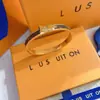 Pulsera de Lujo Ligero Marca V de 26 Luces, Artículo Popular de Venta Transfronteriza, Joyería Versátil Elegante de Moda para Mujer con Diseño Único