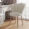 Silla de maquillaje cómoda y elegante para uso doméstico, perfecta para estar sentado durante largos períodos, con un diseño minimalista, taburete en forma de pétalo y un toque de lujo, ideal para el tocador de una habitación de niña