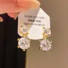 Brincos de Prata Banhados a Ouro Real 18k com Agulha de Prata Zircônia Pérola Redonda Brincos de Tarraxa Luxo Leve Toque de Alto Padrão Acessórios de Brinco da Moda Exquisitos para Mulheres
