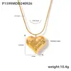 Collar con colgante de corazón a cuadros huecos de estilo europeo y americano, chapado en acero inoxidable de 18 quilates en oro auténtico, cadena de clavícula elegante y apilada para mujer.