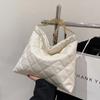 Bolsa feminina de bordado de diamante de estilo coreano bolsa acolchoada de algodão bolsa de costura 2023 nova bolsa de balde de corrente elegante de grande capacidade