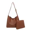 Bolsa pequena quadrada texturizada estilo coreano para mulheres no atacado, novo modelo outono 2026, bolsa de ombro simples de cor sólida, bolsa transversal mãe-filha