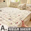 2026 Nuevo Otoño/Invierno Calidez Engrosada Clase A Leche Polar Estampado Acolchado Falda de Cama Juego de Tres Piezas para Hogar Dormitorio Polar
