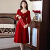 Novia color vino tinto Pequeña Boda Longitud media Cintura Adelgazante Espalda al aire libre Ropa casual Sentido del diseño Otoño