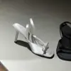 Sandálias de Salto Alto Estilo Gentil e Doce com Fivela de Uma Linha e Laço Estilo Coreano Verão 2025 Estilo Quente Bico Quadrado Abertas Salto Agulha