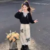 Conjunto de niña estilo coreano 2026: un conjunto de dos piezas que presenta una sudadera con capucha de dos piezas falsas y pantalones casuales de estilo retro americano