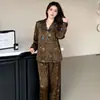 Conjunto de pijama de verano fino de seda helada estilo francés con estampado de leopardo, que presenta un estampado de gato KT, mangas largas y pantalones largos, adecuado para usar en primavera y otoño, y también se puede usar como ropa de estar por casa