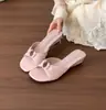 Primeiro Encontro: Sandálias Anabela Plissadas Metálicas Cor Damasco Claro Estilo Francês para Mulheres, Uso Externo de Verão com Saias, Bico Aberto
