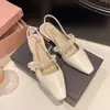Sandálias de salto grosso com bico fechado estilo francês para mulheres, sapatos femininos de pérola para o verão de 2026, modernos e versáteis, adequados para combinar com saias, sandálias estilo fada