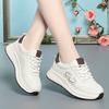 Una generación de zapatos blancos pequeños de suela gruesa de cuero suave para mujer, nuevos zapatos de viaje blancos de suela gruesa deportivos casuales y livianos de primavera y otoño.