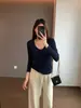 Camiseta básica de manga longa com decote V, caimento justo e versátil, feita de uma mistura de acetato, Tencel e lã de luxo leve, perfeita para outono e inverno.