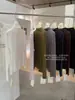Camiseta térmica blanca de manga larga para mujer con cuello medio alto, top de punto ajustado y adelgazante, nuevo estilo otoño/invierno, disponible para venta al por mayor