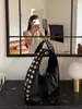 Bolso de mano de nicho retro con tachuelas en forma de media luna para mujer, nuevo modelo de verano 2026, versátil y sofisticado, adecuado para ir al trabajo, bolso de hombro y de axila