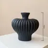 Vaso de Cerâmica Cor Creme, Branco e Preto, Peça Decorativa de Luxo para Mesa de Jantar e Decoração de Casa, Vasilha Estilo Vintage com Flores no Ombro para Arranjos