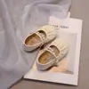 Zapatos pequeños de piel para niña, nueva colección otoño 2024, mocasines sin cordones para niños, bonitos adornos de perlas, para niños de tamaño mediano y grande, zapatos planos pequeños