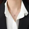 Estilo Minimalista Europeu e Americano Exquisito Liso Pequeno Anel Redondo Colar de Aço Titânio para Mulheres, Estilo Cool de Luxo Leve de Nicho Corrente para Clavícula