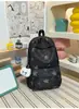 Mochila pequeña, simple, de color sólido con bordado de letras texturizado, diseñada para estudiantes mujeres, adecuada para la escuela y el uso diario, ligera y reduce la carga en los hombros