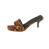 Chinelo de Salto Alto Verão 2025 Uma Tira Leve Sandálias de Salto Alto Moda Europeia e Americana Estampa de Leopardo Calçado Externo Chinelos Estileto
