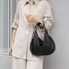 Nuevo modelo de verano bolso hobo de piel de vaca de capa superior en forma de media luna, estilo minimalista, versátil para ir al trabajo, de un solo hombro, bajo el brazo, bolso tipo bollo cruzado para mujer