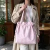 Bolsa de Lona com Listras Verticais Frescas e Fechamento por Cordão Estilo Coreano Alta Aparência Grande Capacidade Bolsa de Ombro Único ou de Mão Bolsa para Alunos