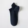 Calcetines blancos y negros para hombres y mujeres, calcetines de media pantorrilla para primavera y otoño, calcetines de algodón transpirables de color liso, calcetines deportivos para parejas, calcetines cortos de verano al por mayor