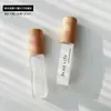 Botella dispensadora de fragancia de vidrio en stock, Botella de muestra portátil de 10 ml/5 ml, Botella de repuesto de vidrio tipo prensa con tapa de madera, Vacía
