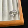 Anillo Ancho con Circonia Microincrustada, Súper Brillante, Elegante y Moderno, Lujo Ligero, Versátil para Fiestas y Uso Diario, Elegante tanto para Hombres como para Mujeres