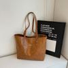 Bolso Tote de Piel Aceitada de Alta Gama con Sentido de la Moda para Mujer 2025 Nuevo Bolso de Hombro de Gran Capacidad para el Trabajo Bolso Casual de Moda Versátil para Mujer