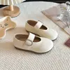 2026 Novos Sapatos Pequenos de Couro da Moda Retro de Cor Sólida para Crianças Versáteis para Meninas Solado Macio Bico Redondo Sapatos de Uma Sola Tendência Sapatos Mary Jane de Couro