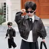 Jaqueta de couro masculina outono 2026 novo estilo, estilo de rua moderno para meninos jovens, jaqueta de couro infantil legal para o outono