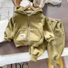 Conjunto de Lã para Meninos Roupas de Inverno 2025 Novo Estilo Jaqueta para Bebês e Crianças Roupas Quentes de Inverno com Capuz Conjunto de Duas Peças