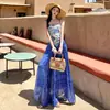 Conjunto de Dos Piezas para Mujer Estilo Vacaciones en la Playa: Top Azul Estampado Hombros Descubiertos con Tirante y Pantalones Anchos Tie-Dye para el Atuendo de Verano