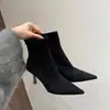 Botas de tacón alto de aguja de punta fina de gamuza estilo retro Chuyuji con un ambiente de otoño-invierno y elegante cremallera trasera
