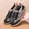 Zapatos Deportivos Ligeros Versátiles Transpirables para Mujer Venta al por Mayor Modelo de Comercio Exterior 2026 Nueva Moda Estilo Coreano Moderno Flyknit