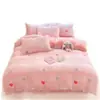 Nuevo juego de ropa de cama de cuatro piezas de terciopelo de leche con estampado de dibujos animados, que incluye una funda de edredón y una sábana bajera, con vellón añadido para mayor calidez, perfecto para usar en invierno en dormitorios