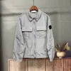 Chamarra de Color Sólido con Solapa y Insignia Metálica de la Marca St Island, con Bolsillos Grandes, Cortavientos Unisex, Versión Correcta para Comercio Transfronterizo
