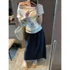 Mochie Oxygen First Love Mezcla de Tencel Hombro Asimétrico Uso de Dos Maneras Hombros Descubiertos Cintura Fruncida Manga Corta Camiseta Mq1435