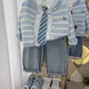 Conjunto de Primavera y Otoño para Niños 2026 Nueva Moda Suéter Chaqueta Camisa Cárdigan Rayado Jeans Conjunto de Tres Piezas