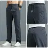 Directamente de fábrica, estos pantalones casuales para hombre están diseñados para la exportación, presentando un diseño holgado de corte recto, ligeros, de secado rápido y sin arrugas para los deportes de verano