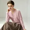 Gang Mi Apparel / 2026 Elegante Encaje Cuello en V Botón Dorado Ajustado Estilo Little Xiang Cárdigan de Punto de Lana Pura Corto