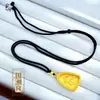 Dios de la Riqueza Amarillo Dios de la Riqueza Colgante Dorado Arena con Relieve Cepillado Electrochapado Tejido Cobre Chapado en Oro Diseño de Nube y Bestia Propicia, Cadena para Clavícula Estilo Chino