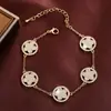 Elegante e Versátil, a Pulseira Flor com Aro Redondo Cravejado de Zircônia Texturizada para Mulheres é um Acessório Chamativo para o Deslocamento Diário e Sair