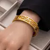 Pulsera Ancha de Cuero PU Colorido Reversible de Moda Transfronteriza Europea y Americana con Patrón Calado, Pulsera Abierta de Acero Titanio para Mujer