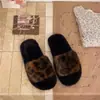 Zapatos versátiles y de moda para otoño e invierno, pantuflas de algodón con suela gruesa de celebridad de internet, pantuflas peludas con estampado de leopardo 2026 para que las mujeres las usen afuera