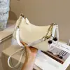 Bolso de Hombro/Mano de Cuero Patentado Color Sólido Versátil Moda Otoño 2026 con Cadena Texturizada Chic Lujo Ligero Trendy