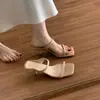 Chuyuji Sandálias de verão femininas para uso externo em estilo minimalista francês com saltos finos, sandálias deslumbrantes e elegantes de bico aberto