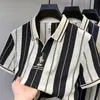 Oferta especial: Nuevo Estilo de Verano Top Holgado con Escote en V y Logo Bordado, Camisa Polo de Manga Corta para Hombre con Bloques de Color Rayados