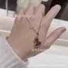 Collar de Calabaza Kirin Chapado en Oro de 18 Quilates con Ágata Roja para Mujer con Colgante de Nácar Blanco Incrustado de Diamantes Cadena para Clavícula de Lujo Accesible Regalo