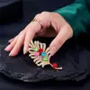 Broche de Aleación de Gama Alta con Incrustaciones de Diamantes y Pluma Colorida, Elegante y Único, Pin para Accesorios de Ropa de Mujer