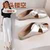 Mules cerrados de comercio exterior para mujer 2026 nuevo estilo de verano planos de suela blanda sandalias elegantes sin cordones caladas